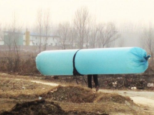 шестиметровый пластиковый мешок наполнен газом из ближайшего месторождения - Биньчжоу, провинция Шаньдун, Китай