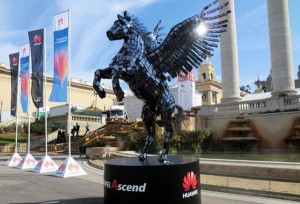 Статуя Пегаса сделанная из смартфонов
