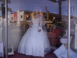 Манекен или Труп Невесты в витрине свадебного салона в Мексике