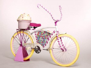Велосипед-вкусняшка из сладостей