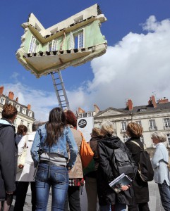 Фотографии с фестиваля сюрреалистичного искусства во Франции
