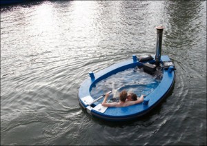 Уникальная лодка-бассейн