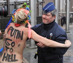 18+ Активистки FEMEN послали Путина в ад на саммите Россия-Евросоюз