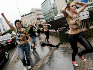 18+ Активистки FEMEN послали Путина в ад на саммите Россия-Евросоюз