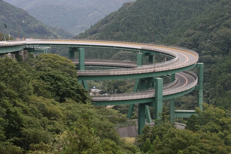 спиральный мост Кавадзу-Нанадару в Японии