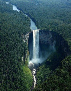 Водопад Кайетур, регион Потаро-Сипаруни, Гайана (почти в 5 раз выше Ниагарского водопада и в 2 раза выше водопада Виктория).