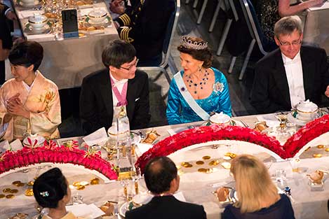 hps-amano-and-queen-at-table
