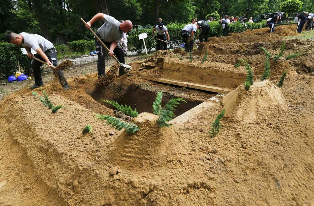 Gravediggers compete in Hungarian grave digging championship in Debrecen