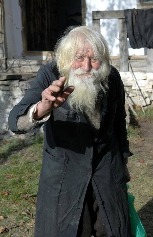 Старики бомжи. Дедушка добри Добрев. Дедушка добри Болгария. Болгарский старец добри Добрев. Дедушка добри из Болгарии.