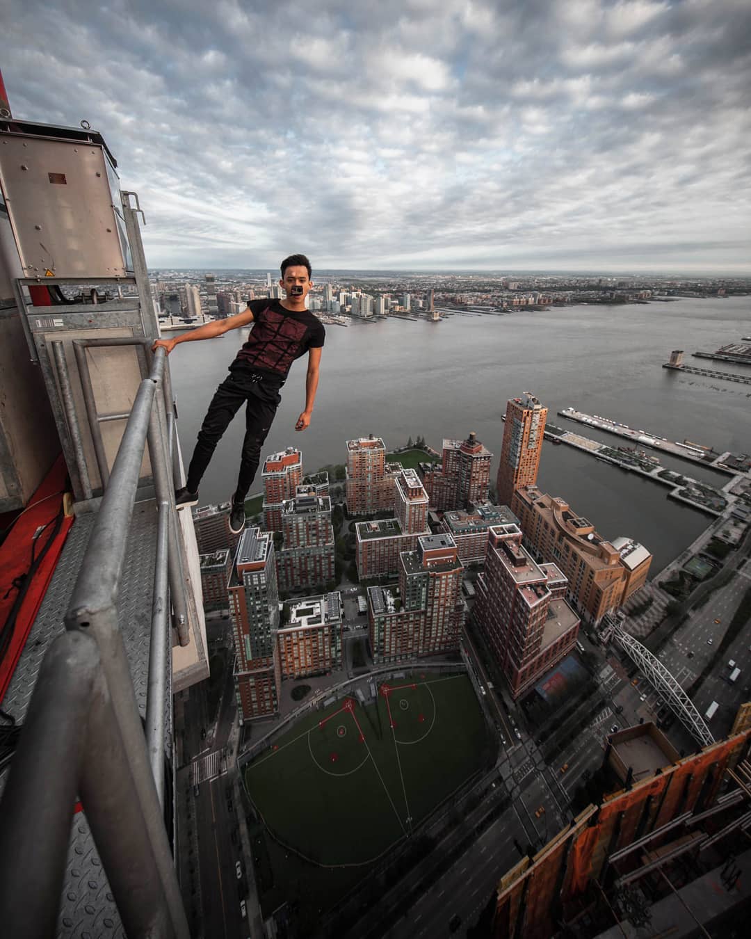 Огромный проявлять. Руферы Нью Йорк. Смотровая площадка Нью-Йорк. Человек на небоскребе. Крыша высотки.
